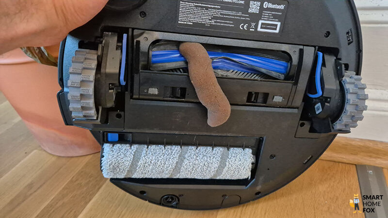 Die rotierende OZMO 2.0 Wischrolle des DEEBOT X11 in der Nahaufnahme.